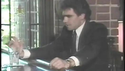 Heißes schätzchen mit frechen titten bekommt ihre haarige muschi geleckt und im bett geknallt