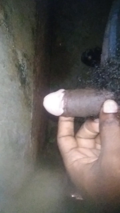 Jovem garoto se masturbando
