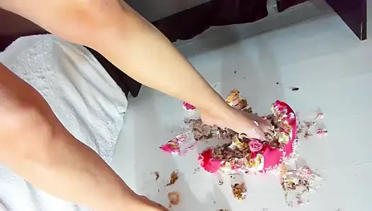 Cewek sange dengan stoking seksi ini lagi asik jilat kaki sambil bugil!