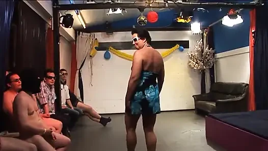 Olgun kızıl saçlı grup çılgınlığında geniş esnerken yarağı yalıyor