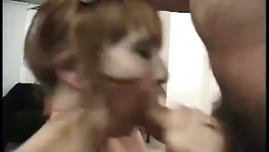 Wanita dewasa rambut merah lagi berlutut di lantai sambil tersedak sambil milih kontol gemuk