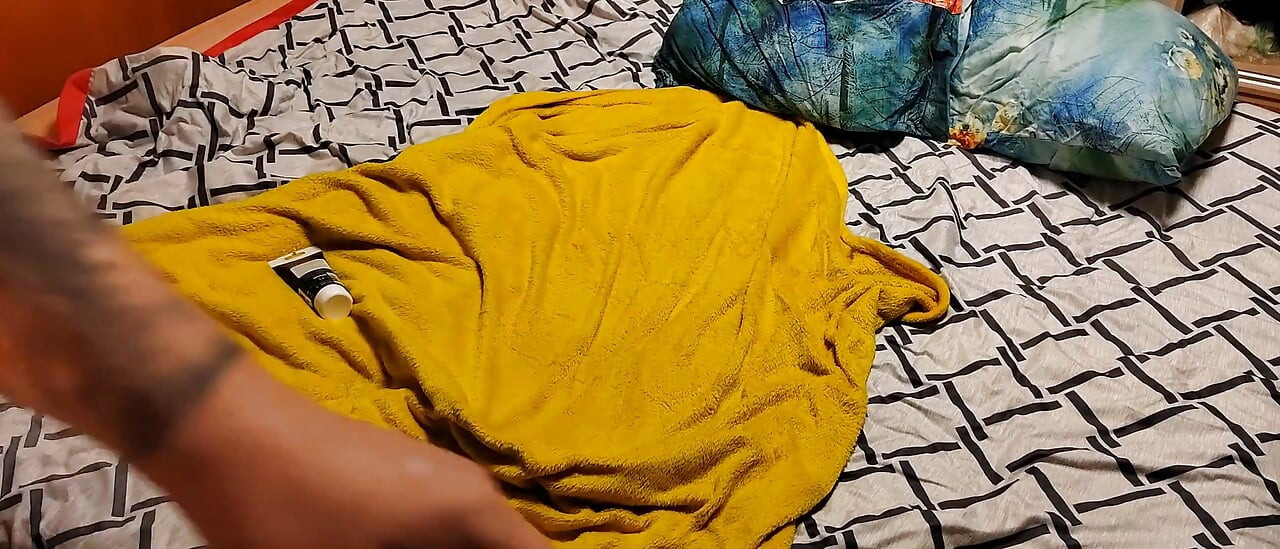 Hermanastra de grandes tetas masturban mi polla aceitada hasta una gran corrida. Tetas rebotando perfectas, coño afeitado