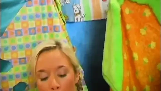 Zwei geile lesbische teens spielen mit einem doppeldildo in ihrer muschi