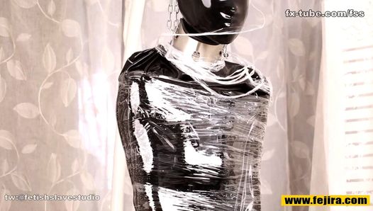 Fejira com - corpo inteiro envolto em roupas de látex apertadas e filme plástico