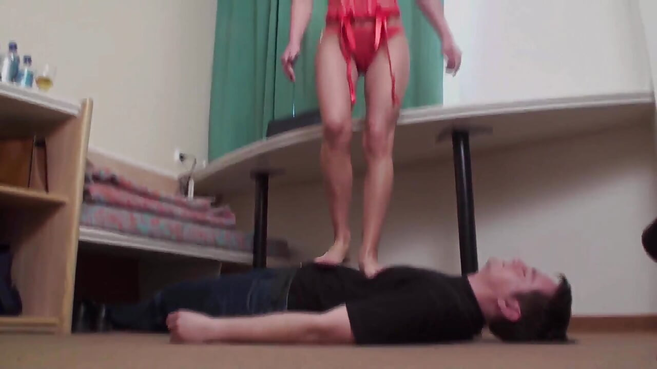 yuva seksi pair apne sharir ko dabaate rahte hain