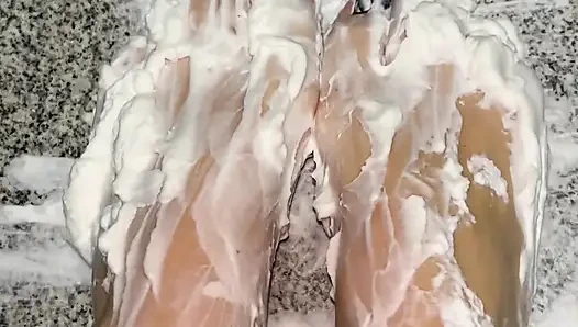 Взбитые сливки на мои обнаженные ступни