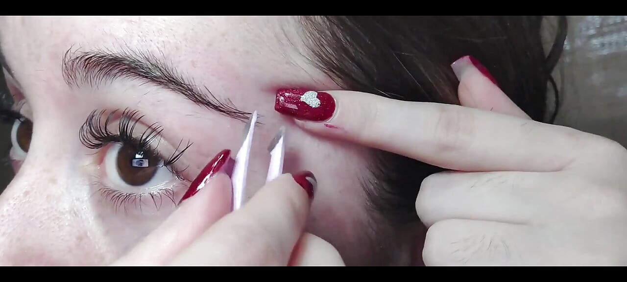 私の眉毛をピンセットでクローズアップ