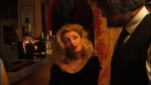 Чудесную горячую милфу с волосатой киской трахнули и камшот на большие сиськи от винтажного члена