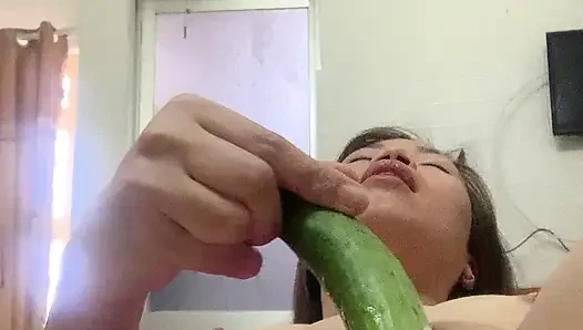 Kırmızı külotumla başucu parmaklıyor... Çok ıslak ve sulu.. Yalamak ister misin?