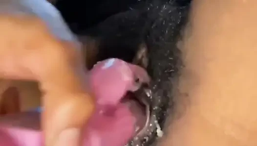 Aku lagi asik muasin memekku pakai vibrator tongkat dan kelinci sampai muncrat banyak belepotan