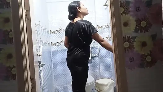 Istri hot India dientot habis-habisan saat lagi mandi di kamar mandi