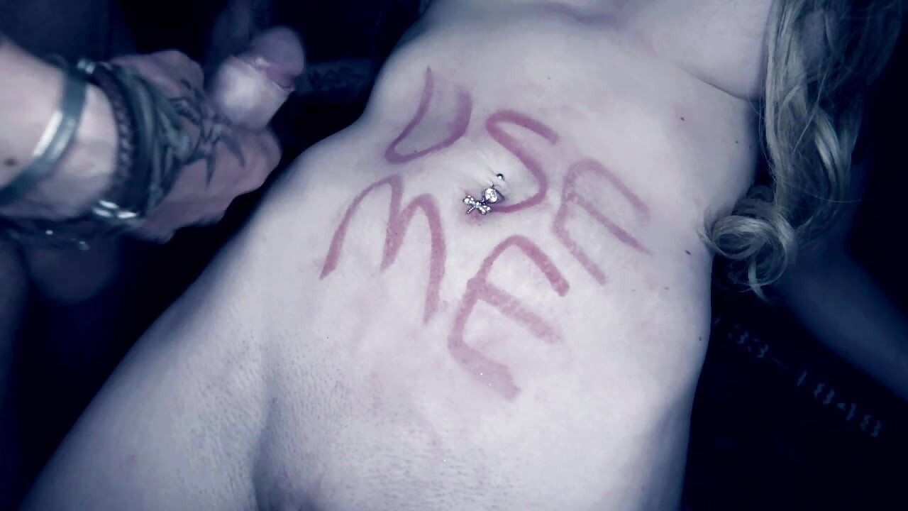 Gagica blondă sexy și incitantă călărește o pulă mare și dură