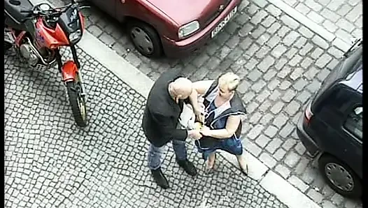Büyük memeli Alman genç erkek avcısı yatak odasında yarağa biniyor