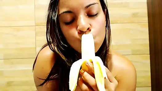 Berani mencicipi sesuatu yang manis dan berair denganku?