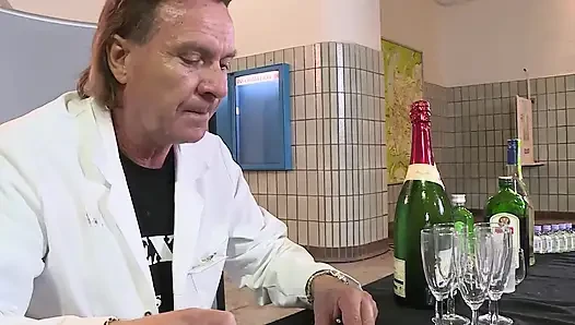 Доктор шпиляет грудастую милфу-блондинку