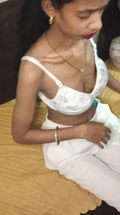 Desi bhabhi lund ko chush rhi ho or maze bhi utha rhi gai | Clip 1
