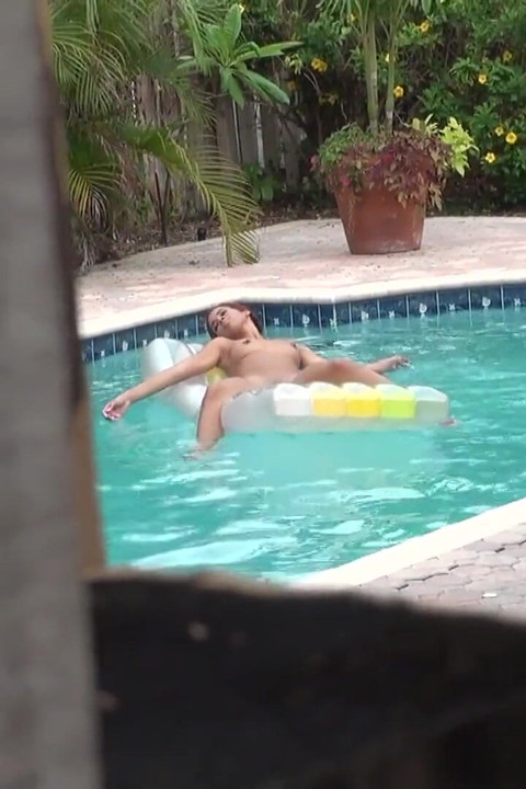 Pervers on Patrol - rothaarige Julissa James & Martin fangen einen nassen dreier beim masturbieren am privaten pool