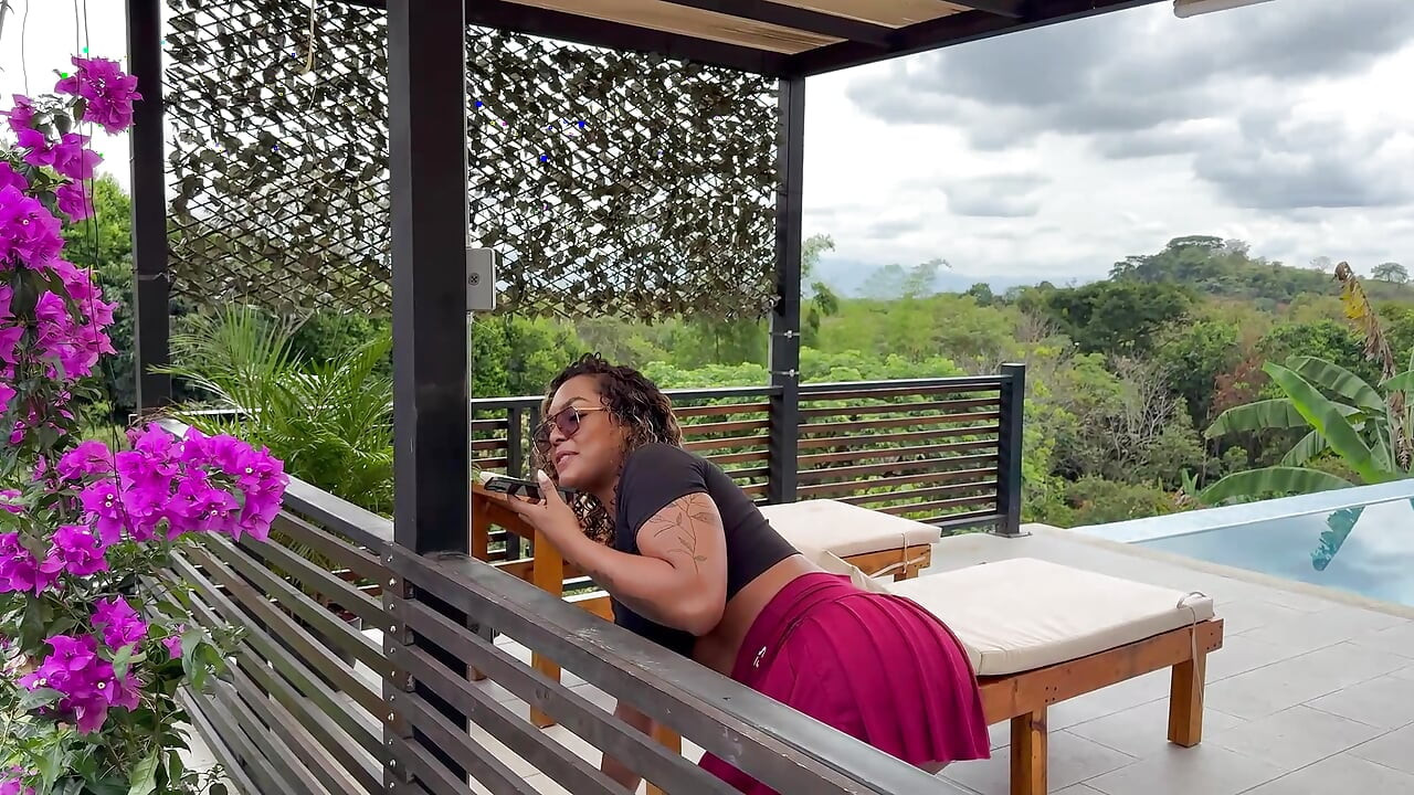 Varajuća žena šefice eboni milfe carla morelli ne propušta priliku da jebe veliki BBC kurac svog baštovana!