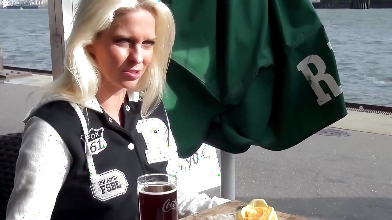 As Aventuras Picantes de Biggi Bardot em Hamburgo enquanto fode