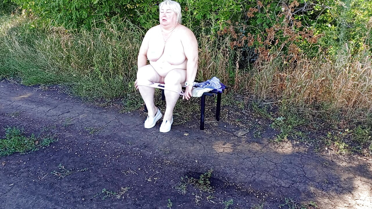 Susjeda u parku se svlači i masturbira do orgazma na klupi