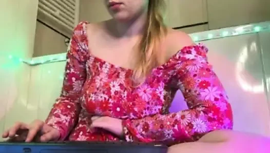 Jucielussie lagi asik mainin toket besar alaminya