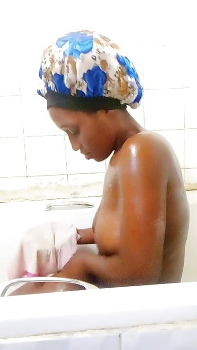 Seara de astăzi, o nouă elevă de la școala noastră se masturbează în baie