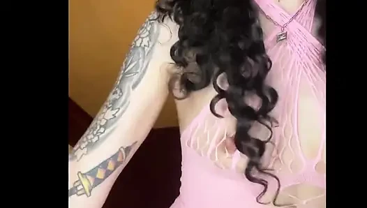 Gotik bakire terapistin seni yavaşça sikmeye başlıyor çünkü karın sana izin vermiyor