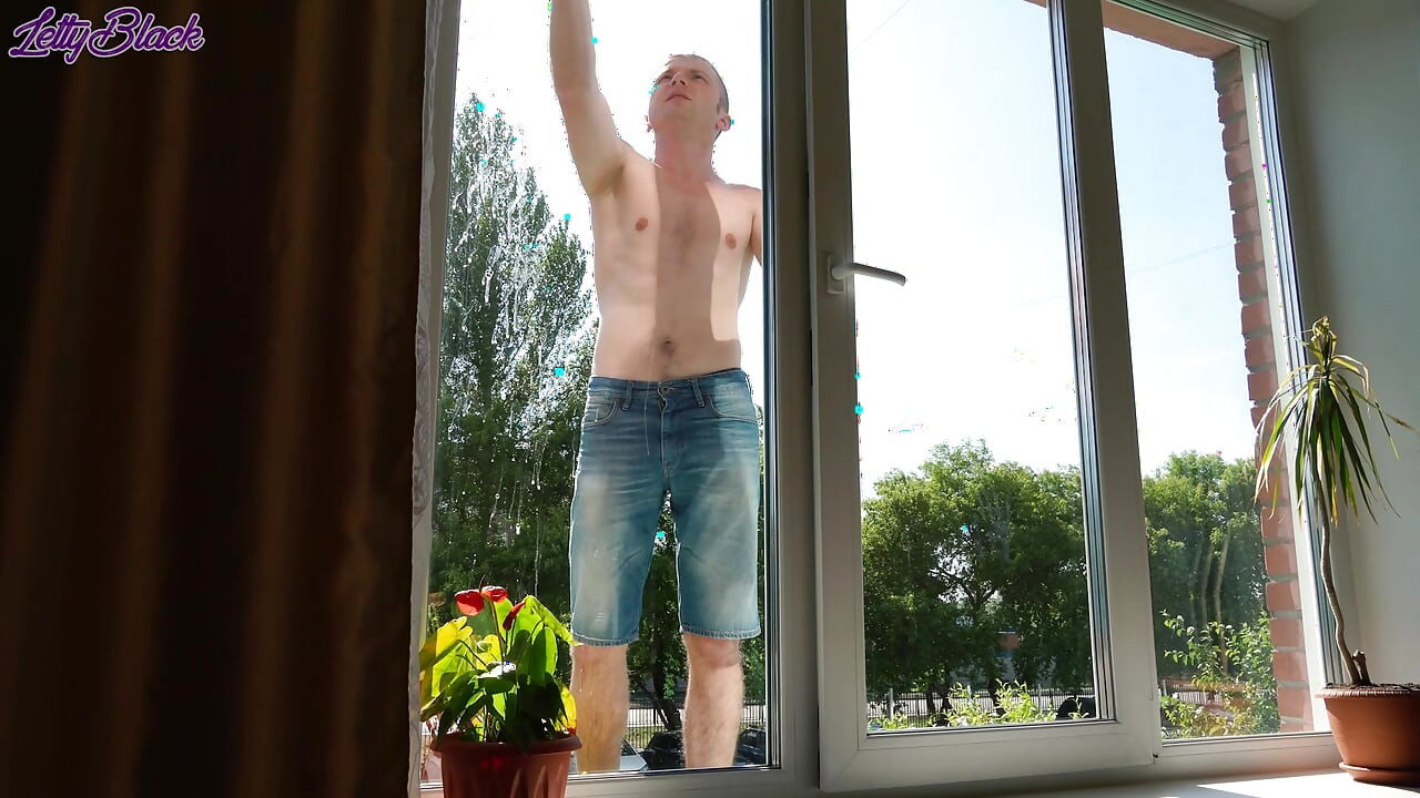 Sexy ehefrau betrügt ehemann mit fensterputzer