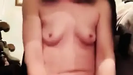 Genç erkek avcısı vibratör titreyerek orgazm oluyor