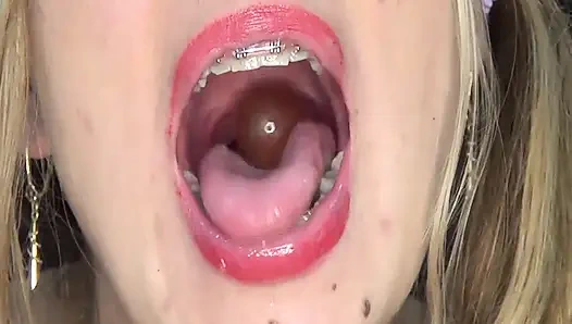 Pertunjukan super nakal dengan anggur besar