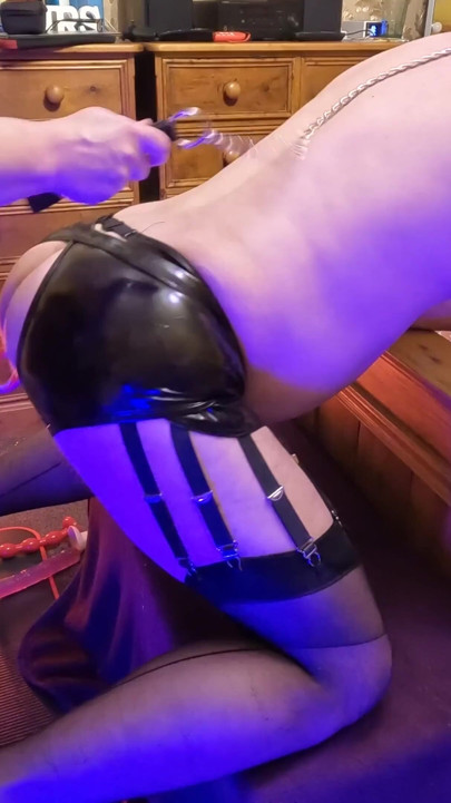 Momento chave de "Maximum Anal Stuffing for my Sissy Boy! Profunda inserção e recompensa de pegging!"