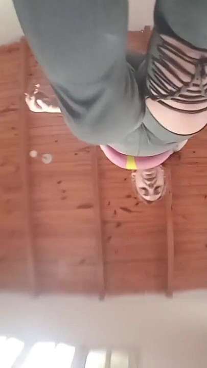 Espectacular momento de "fetiche de pies. PISADO Y HUMILLADO POR MICROPENES. HUMILLACIÓN FEMENINA"