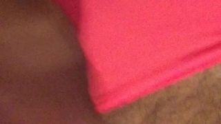 Nieoszlifowany kutas dochodzi na owłosionej piersi w różowych majtkach