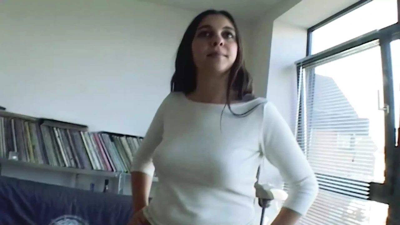 拥有性感身材的德国女孩喜欢自慰和骑乘坚硬的鸡巴