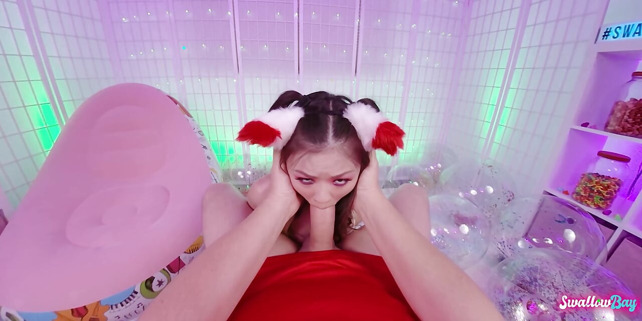 Heiße asiatische foxy lulu chu leckt und lutscht großen schwanz