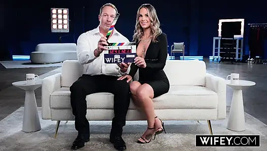 Женушка милфа-блондинка Harlie Hotwife держит руку муженька, пока ее трахает огромный большой черный член