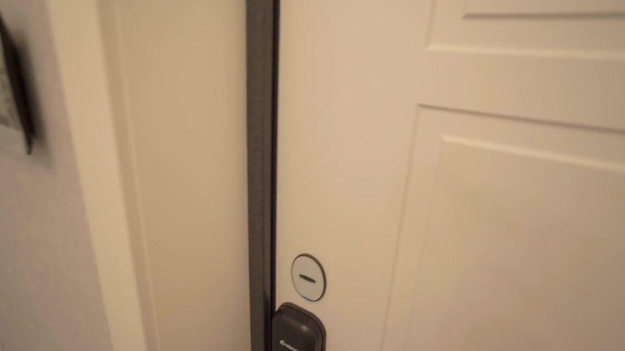 新来的女仆做不好，所以她不得不操她的小穴并在嘴里射精