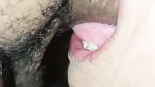 Penisini boğazından çıkarmadan emdi, sadece tamamen yumuşakken durdu.