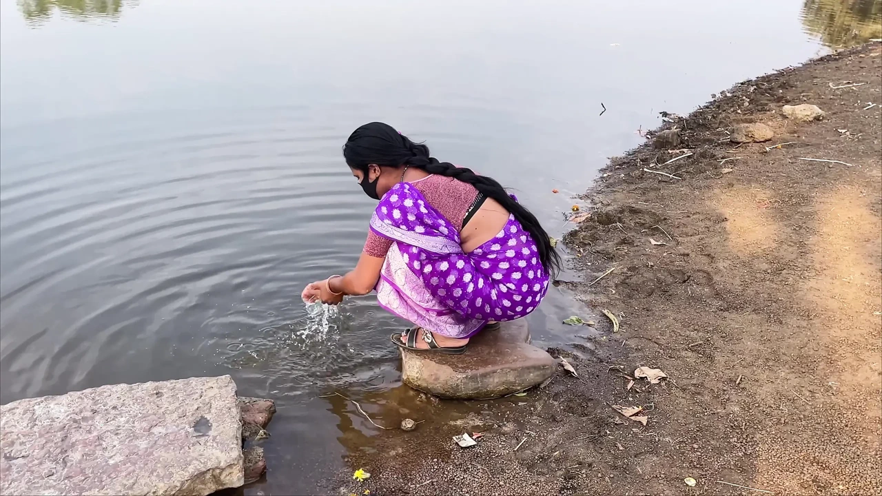 Desi Gaon ki beautiful Bhabhi outdoor Private Sex full Hindi audio Indian hot love couple jungle MMS video