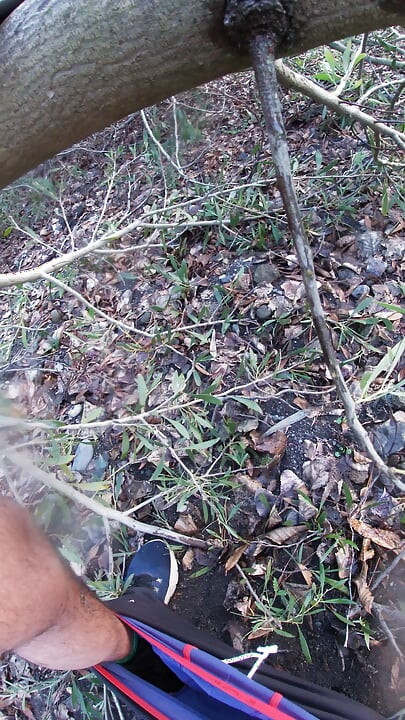 Jock excité et en sueur se branle plus fort et parle plus sale dans la forêt Partie 2