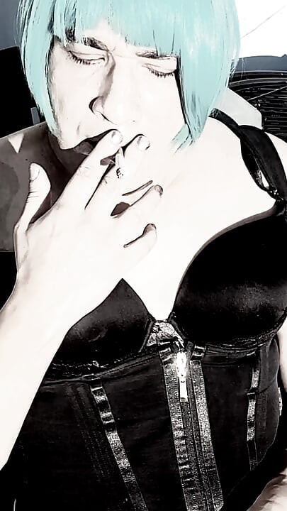 セクシーなシシースラットが女の子のペニスで遊ぶ