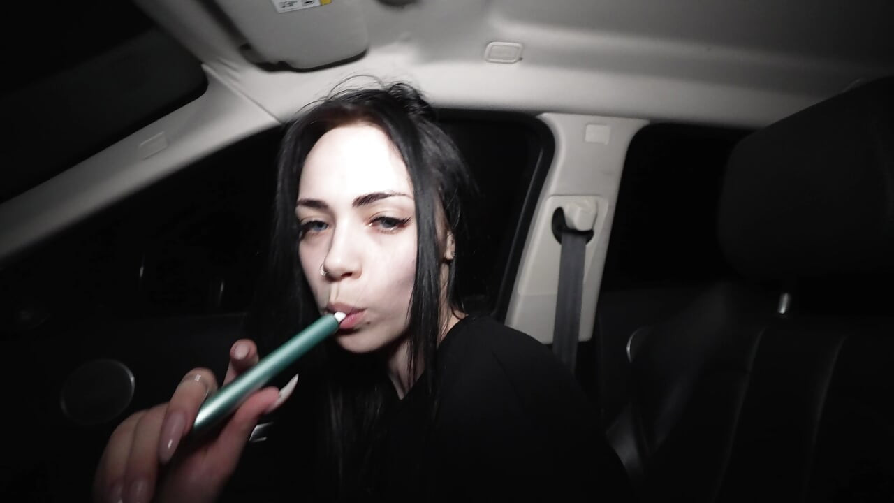 Am luat o curvă de pe autostradă și am futut-o în mașină noaptea pe stradă.