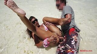 Quan hệ tình dục sâu hậu môn trên bãi biển. Lisichka Mila Fox