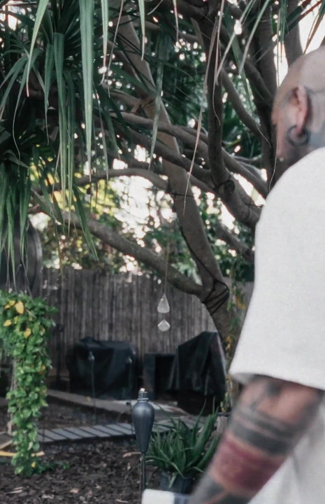 카메라에 거대한 시오후키까지 애널 플레이를 연결하는 발정난 라틴계 풀사이드 엉덩이