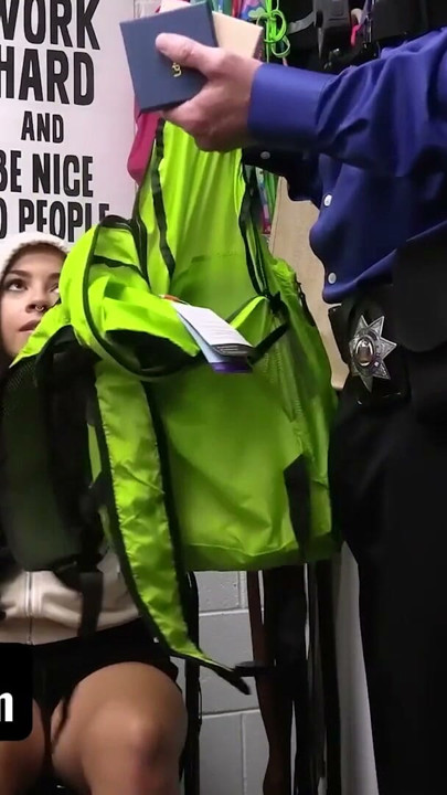 Çaresiz genç hırsız, kayıp önleme görevlisine bir çıkış yolu için yalvarıyor - shoplyfter | Klip 1