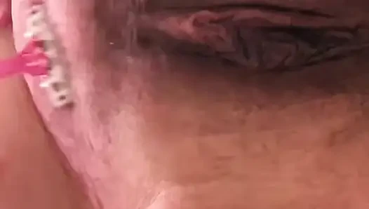 Frau rasiert ihre haarige Vagina