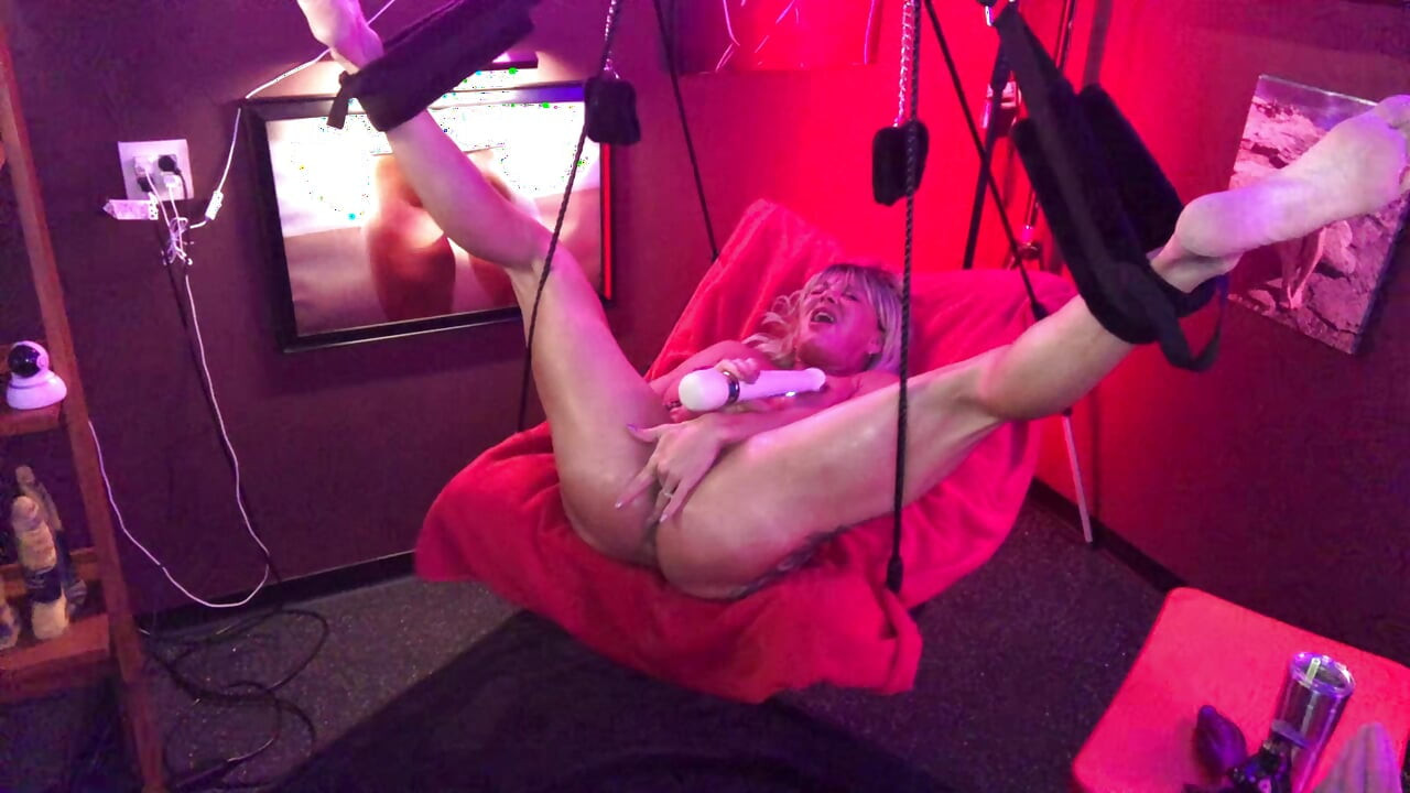 Une blonde sexy reçoit un traitement royal avant de prendre un énorme plug anal
