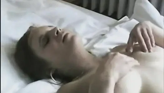 Чувак снимает на видео свою подругу