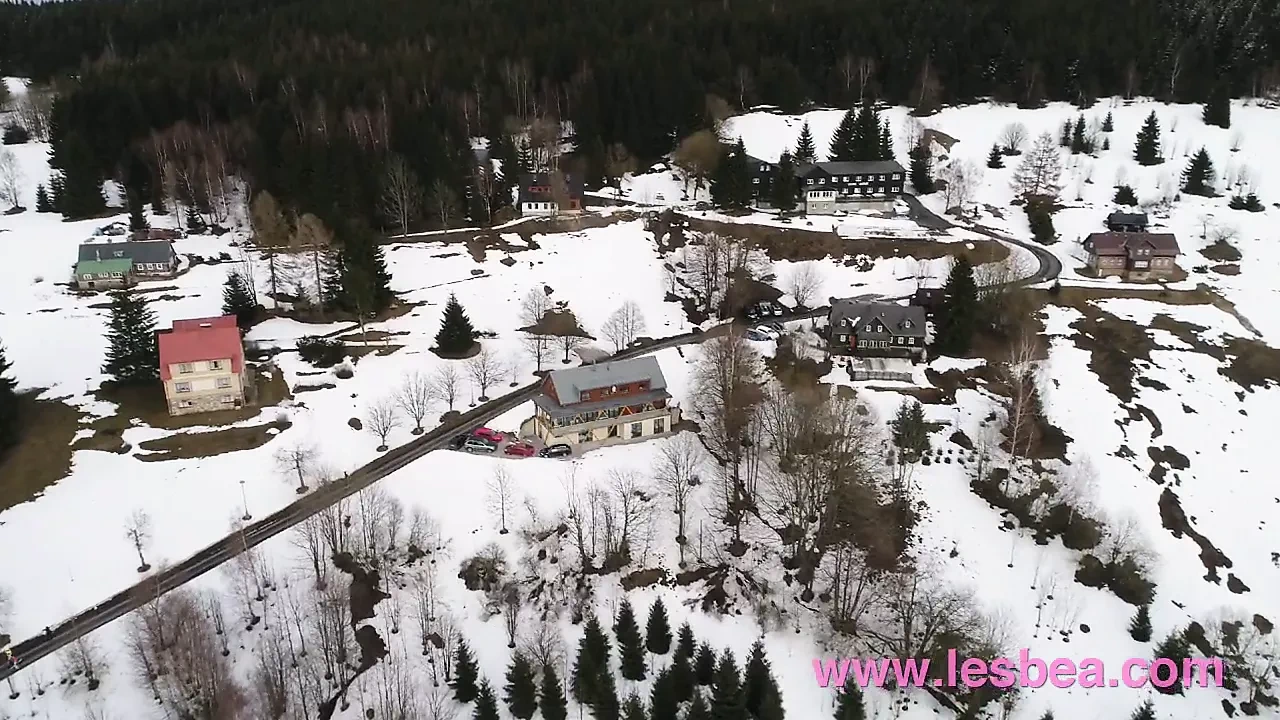 Lesbea性感的年轻女同性恋者用雪换取亲密的摩擦