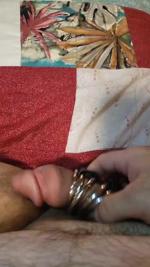 Ja se igram sa svojim novim kurcem, metalni prstenovi postavljeni na mom kurcu video